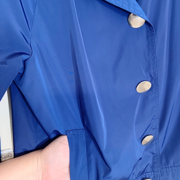 Chicos Zenergy (size 0)(0/2) Cobalt Blue Buttoned Cropped Rain Jacket - Picture 6 of 10